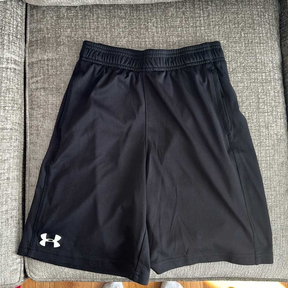 EUC Under Amour Sz Youth Medium black with logo